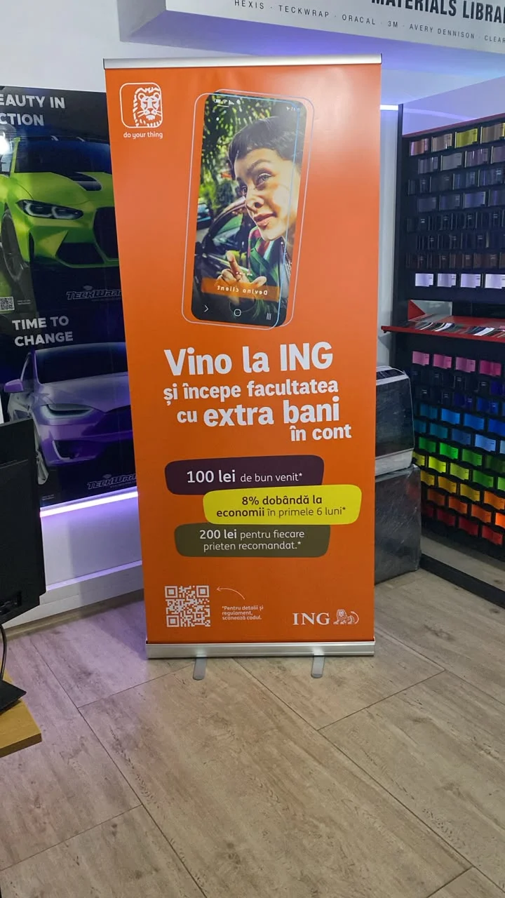 Roll-up personalizat portocaliu expus în showroom-ul Nexus Print Lab din Cluj-Napoca